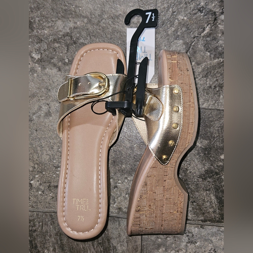 Time and Tru Women's Buckle Cork Platform Sandals In Metallic Gold NWT Size 7.5